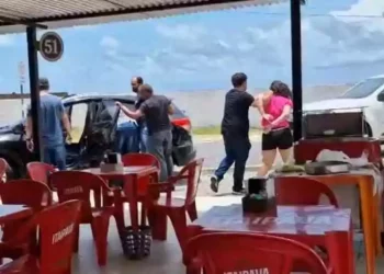 PC prende casal acusado de usar bloqueio de travas para furtar veículos, em JP