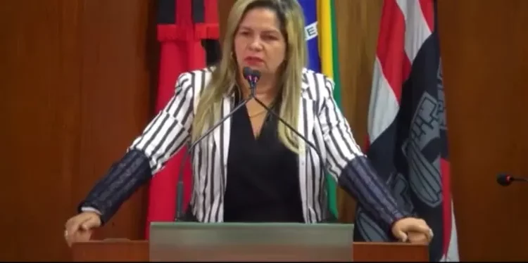 Vereadora Raissa Lacerda usa a tribuna da Câmara de JP e acusa Dinho por crimes que a levaram à prisão