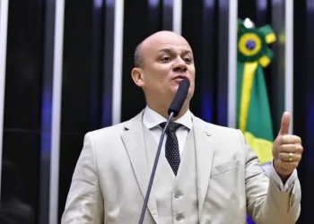 Dino manda PF investigar Cabo Gilberto por críticas a ministros do STF