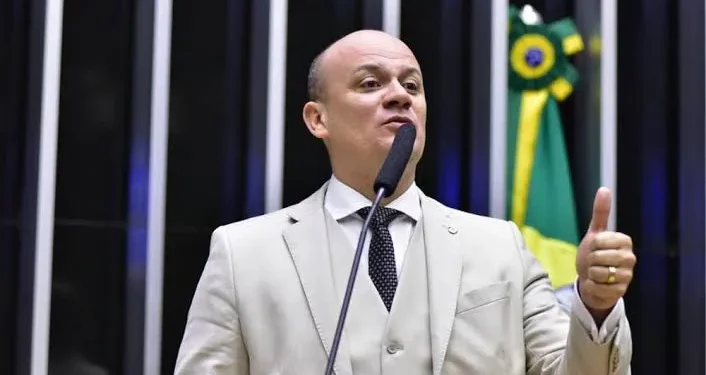 Dino manda PF investigar Cabo Gilberto por críticas a ministros do STF