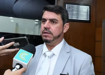 Dinho é afastado do cargo e vai usar tornozeleira eletrônica