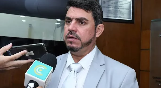 Dinho é afastado do cargo e vai usar tornozeleira eletrônica