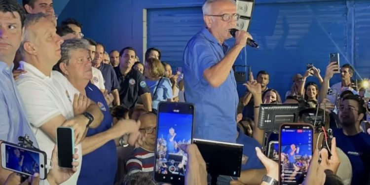Cícero celebra “surra de votos nos cretinos da política”