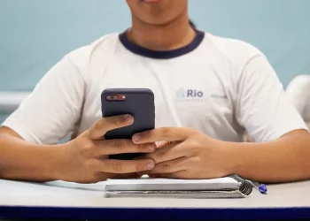 Comissão da Câmara aprova projeto que proíbe celulares em escolas