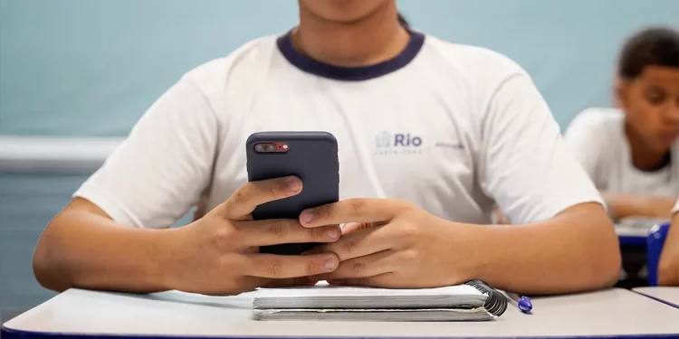 Comissão da Câmara aprova projeto que proíbe celulares em escolas