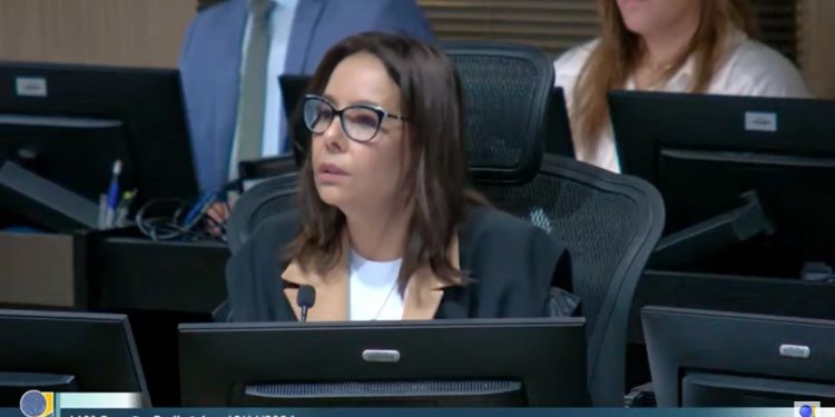 TRE manda tirar tornozeleiras de Dinho e Lauremília Lucena