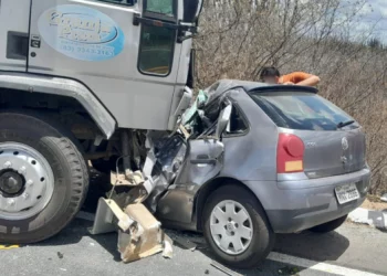 Colisão entre carro e caminhão deixa três mortos perto de Barra de Santa Rosa