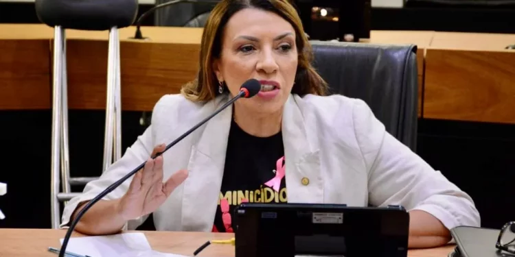 Cida Ramos deixa a oposição e amplia a base de João Azevêdo na ALPB