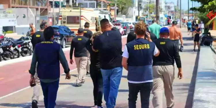 Prefeitura faz operação para remover comércio irregular na orla de JP