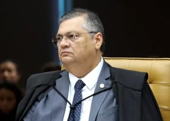 Flávio Dino suspende pagamento de emendar e manda PF investigar deputados