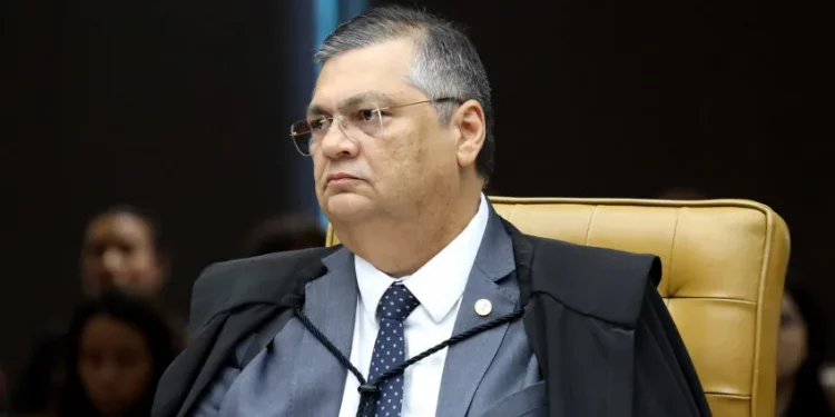 Flávio Dino suspende pagamento de emendar e manda PF investigar deputados