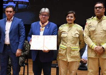 João assina promoção de 496 militares da PM e Bombeiros