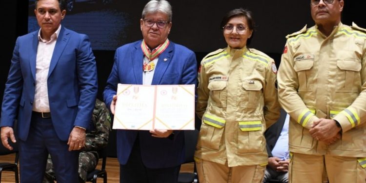João assina promoção de 496 militares da PM e Bombeiros