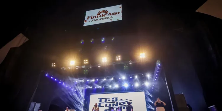 Multidão lota Busto de Tamandaré na primeira noite do pré-réveillon de JP