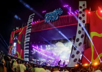 Primeira noite do Forró Verão leva multidão à orla de João Pessoa