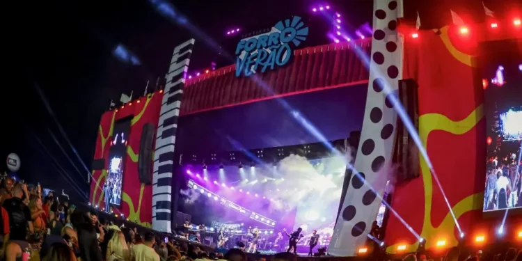 Primeira noite do Forró Verão leva multidão à orla de João Pessoa