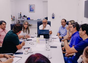 Cícero reajusta em 7,5% salários dos professores de João Pessoa