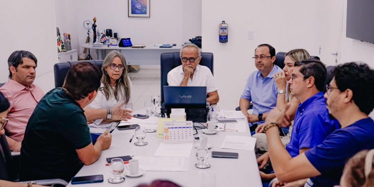 Cícero reajusta em 7,5% salários dos professores de João Pessoa