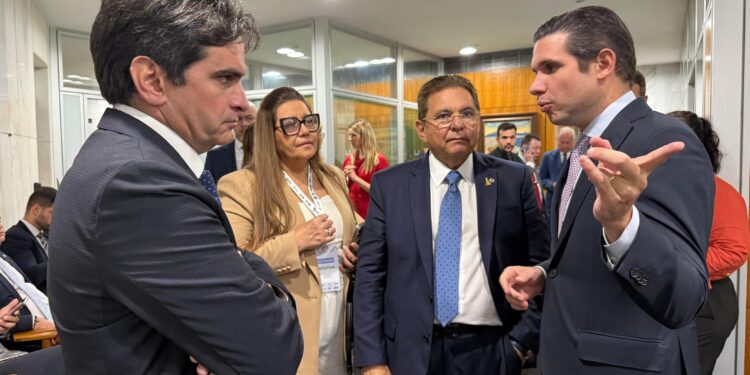 Adriano Galdino é recebido por Hugo Motta na presidência da Câmara