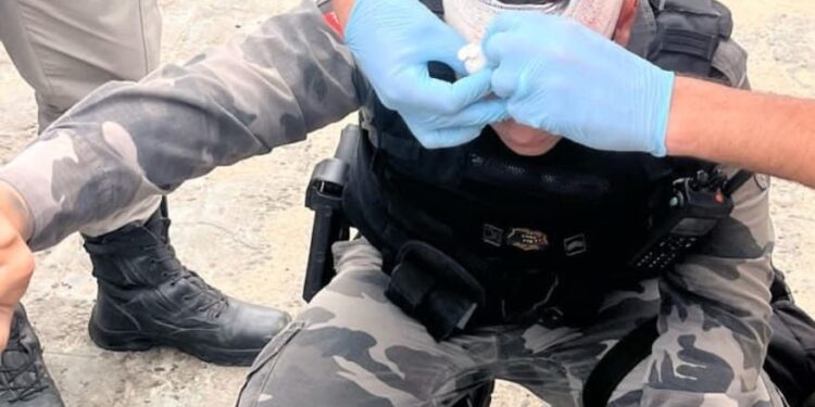 Polícias são feridos com garrafadas durante protesto, em JP