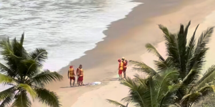 Bombeiros resgatam corpo de turista afogado em Coqueirinho