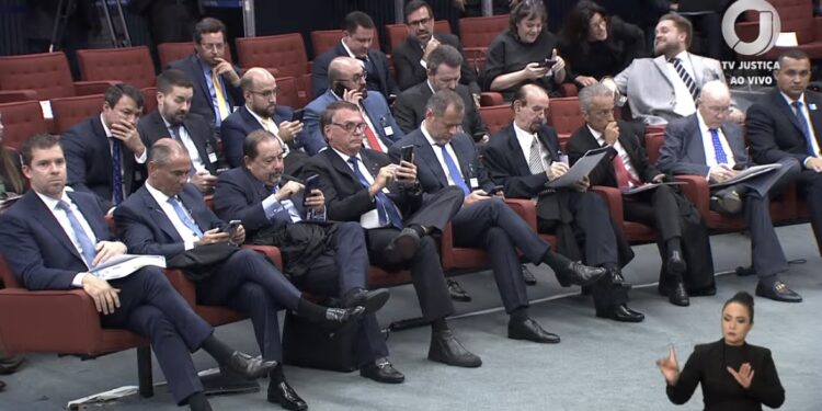 STF julga se Bolsonaro e aliados devem virar réus por tentativa de golpe