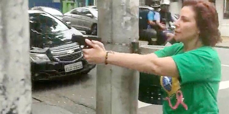 STF já tem 4 votos pela condenação de Carla Zambelli por porte ilegal de arma