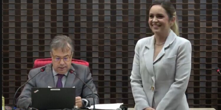 Por unanimidade, TCE aprova indicação e empossa Alanna Galdino como conselheira