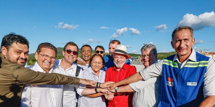 Adriano Galdino celebra entrega de trecho da Transposição, no Sertão paraibano