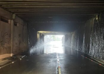 Alagamento em viaduto interrompe trânsito no Centro de João Pessoa