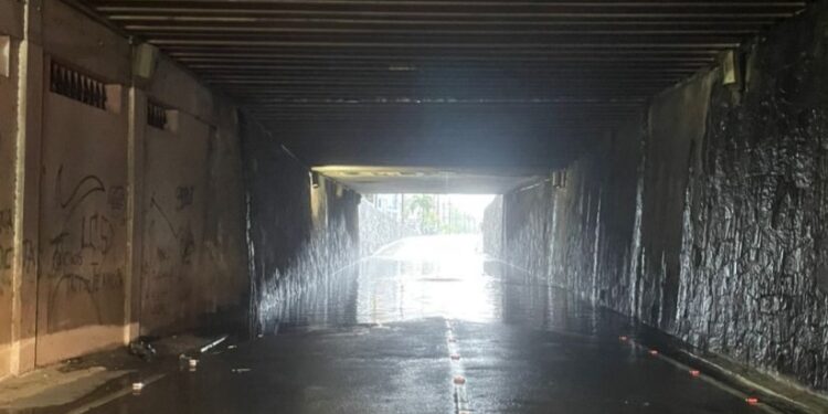 Alagamento em viaduto interrompe trânsito no Centro de João Pessoa