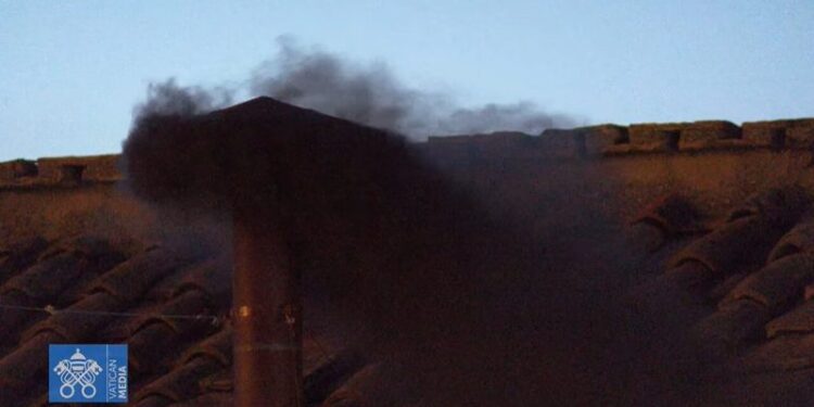 Fumaça preta: primeiro dia do conclave não define novo Papa