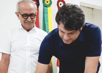 Cícero transmite o cargo a Léo Bezerra para