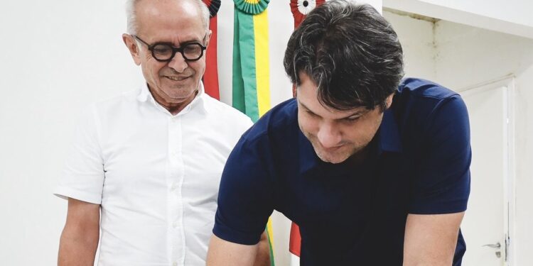 Cícero transmite o cargo a Léo Bezerra para