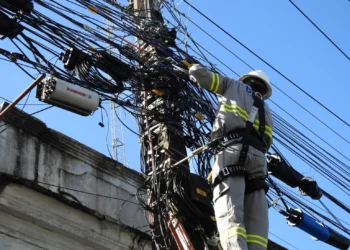 Prefeitura de JP inicia operação para retirada de fios amontoados em postes