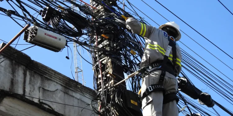 Prefeitura de JP inicia operação para retirada de fios amontoados em postes