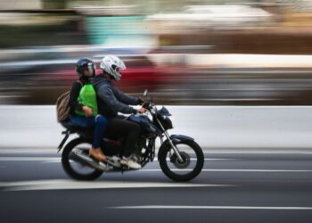 Mulher morre ao cair de moto por aplicativo, em JP