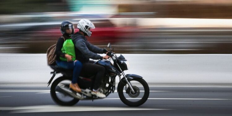 Mulher morre ao cair de moto por aplicativo, em JP