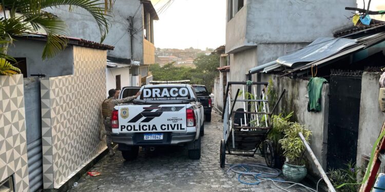Polícias fazem operação contra facção criminosa que atua na Paraíba