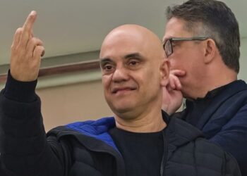 Vaiado em jogo do Corinthians, Moraes faz gesto obsceno para torcida