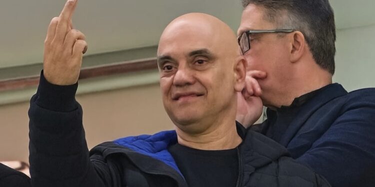 Vaiado em jogo do Corinthians, Moraes faz gesto obsceno para torcida