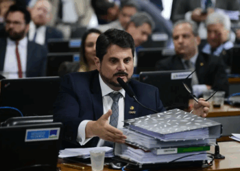 Alexandre de Moraes manda botar tornozeleira em aliado de Bolsonaro
