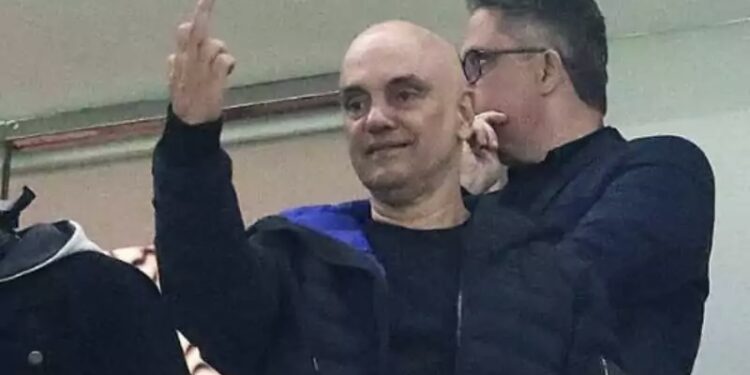 Censura: Estadão demite fotógrafo que flagrou gesto obsceno de Moraes