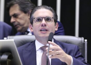 Hugo Motta nega pedido de Eduardo Bolsonaro e ameaça punir deputados por protesto