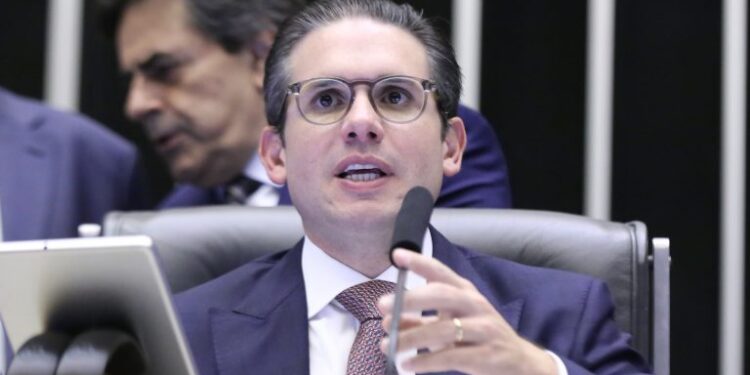 Hugo Motta nega pedido de Eduardo Bolsonaro e ameaça punir deputados por protesto
