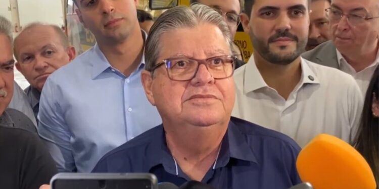 “Impossível estar em dois cantos”, dispara João Azevêdo sobre Cícero