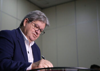 João assina MP que reajusta salários da Segurança