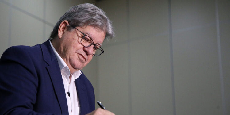 João assina MP que reajusta salários da Segurança