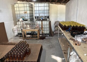 Polícia e Agevisa fecham fábrica clandestina de destilados, na PB
