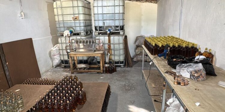 Polícia e Agevisa fecham fábrica clandestina de destilados, na PB